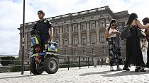 Περιπολία Σουηδού αστυνομικού έξω από το κοινοβούλιο στη Στοκχόλμη