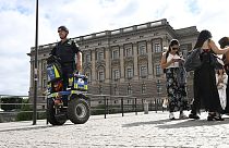 Περιπολία Σουηδού αστυνομικού έξω από το κοινοβούλιο στη Στοκχόλμη