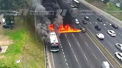النيران تندلع في الحافلة على الطريق السريع