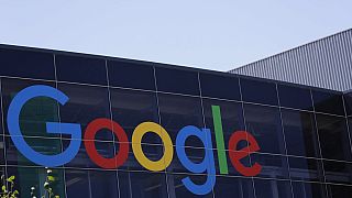 شعار غوغل في مقر الشركة في ماونتن فيو بولاية كاليفورنيا، في 19 يوليو 2016 