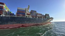 Ein Containerschiff fährt durch den provisorischen Korridor für Handelsschiffe aus dem ukrainischen Schwarzmeerhafen Odessa, 16. August 2023.