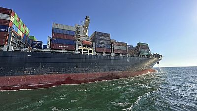 Ein Containerschiff fährt durch den provisorischen Korridor für Handelsschiffe aus dem ukrainischen Schwarzmeerhafen Odessa, 16. August 2023.