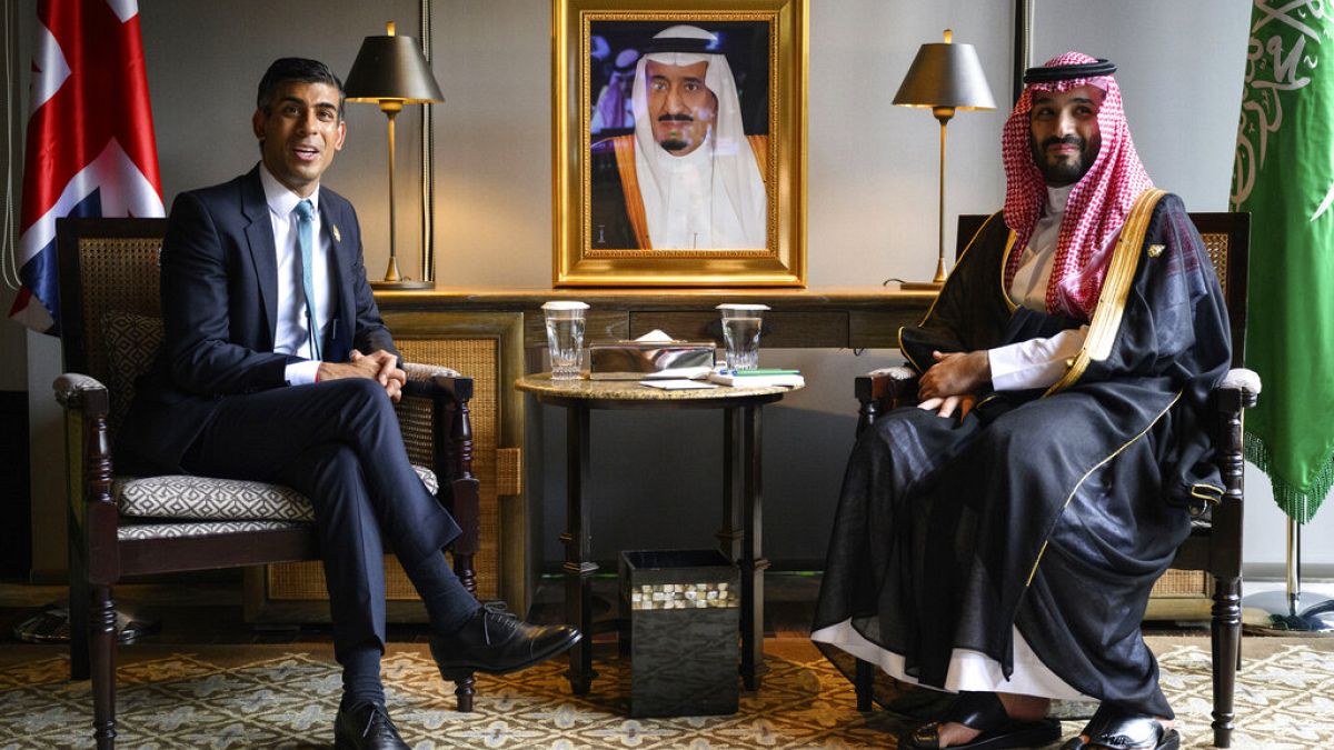 رئيس الوزراء البريطاني ريشي سوناك وولي العهد السعودي الأمير محمد بن سلمان خلال اجتماع ثنائي في قمة مجموعة العشرين في نوسا دوا، بالي، إندونيسيا، الثلاثاء 15 نوفمبر 2022  