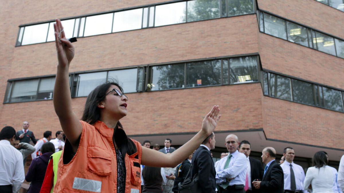Menschen in Bogotá versammelten sich nach dem Erdbeben auf den Straßen