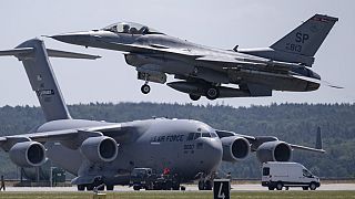 Almanya'nın Spangdahlem hava üssünden havalanan bir F-16 uçağı