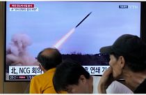 شاشة تنقل برنامجاً إخبارياً يظهر صور إطلاق صاروخ من كوريا الشمالية، محطة سكة حديد سول، كوريا الجنوبية، 25 يوليو 2023
