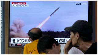 شاشة تنقل برنامجاً إخبارياً يظهر صور إطلاق صاروخ من كوريا الشمالية، محطة سكة حديد سول، كوريا الجنوبية، 25 يوليو 2023