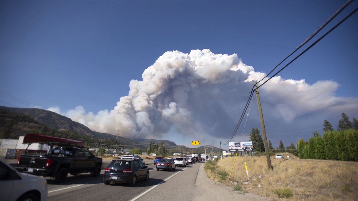 Los 20 000 ciudadanos de Yellowknife, Canadá, huyen colapsan las carreteras y aeropuertos durante la evacuación por los incendios forestales.