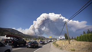 Los 20 000 ciudadanos de Yellowknife, Canadá, huyen colapsan las carreteras y aeropuertos durante la evacuación por los incendios forestales.