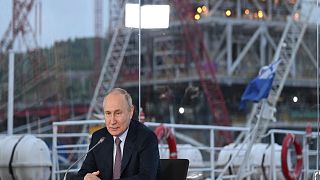 Putyin elnök beszédet mond az első orosz LNG-kitermelő platform megnyitó ünnepségén Belokamenkánál 2023. július 20-án