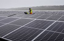 Am 1\. April 2022 werden Solarmodule in einer schwimmenden Photovoltaikanlage auf einem See in Haltern, Deutschland, installiert. 
