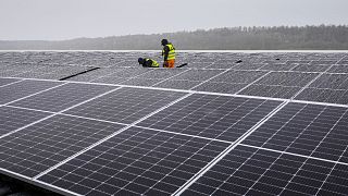 I pannelli solari vengono installati in un impianto fotovoltaico galleggiante su un lago a Haltern, in Germania, il 1° aprile 2022.