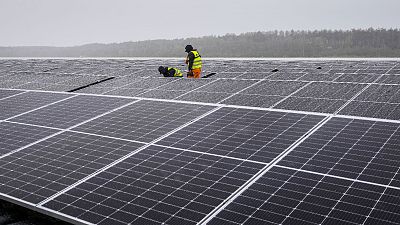I pannelli solari vengono installati in un impianto fotovoltaico galleggiante su un lago a Haltern, in Germania, il 1° aprile 2022.