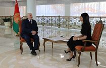 Aljakszandr Lukasenka (balra) interjút ad Diana Pancsenko ukrán újságírónőnek