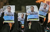 متظاهرون بحرينيون مناهضون للحكومة يرفعون صورًا لناشط حقوق الإنسان المسجون نبيل رجب خلال احتجاج تضامني في البحرين