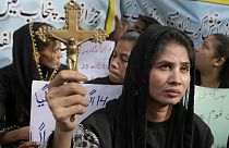 Pakistan'da İslam dinine saygısızlık iddiasıyla Hristiyanlara ait ev ve kiliselerin ateşe verilmesi ülkenin birçok kentinde protesto edildi