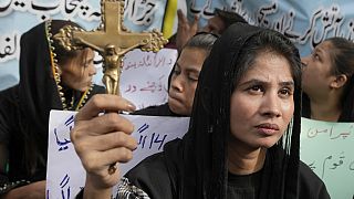 Pakistan'da İslam dinine saygısızlık iddiasıyla Hristiyanlara ait ev ve kiliselerin ateşe verilmesi ülkenin birçok kentinde protesto edildi