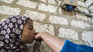 En Egypte, l'eau potable file dans des tuyaux percés