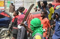 Un homme tient une machette lors d'une manifestation contre l'insécurité à Carrefour-Feuilles, un quartier de Port-au-Prince, Haïti, le 14 août 2023.