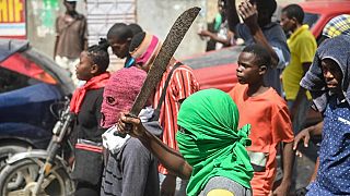 Un homme tient une machette lors d'une manifestation contre l'insécurité à Carrefour-Feuilles, un quartier de Port-au-Prince, Haïti, le 14 août 2023.