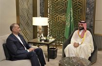 ولي العهد السعودي الأمير محمد بن سلمان، إلى اليمين، يتحدث مع وزير الخارجية الإيراني حسين أميرآبد اللهيان في جدة