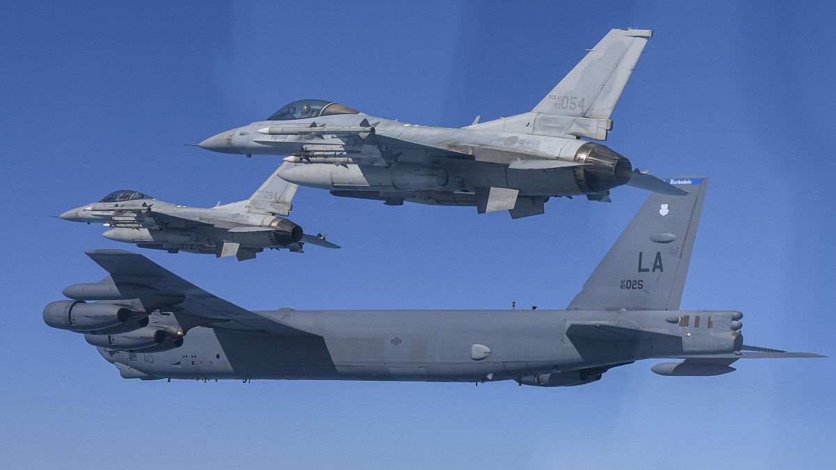 مقاتلات سلاح الجو الكوري الجنوبي KF-16 فوق البحر الغربي لشبه الجزيرة الكورية خلال مناورة مشتركة.