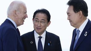 الرئيس الأميركي جو بايدن الرئيس الكوري الجنوبي يون سوك يو وفوميو كيشيدا رئيس الوزراء الياباني  في هيروشيما اليابان.