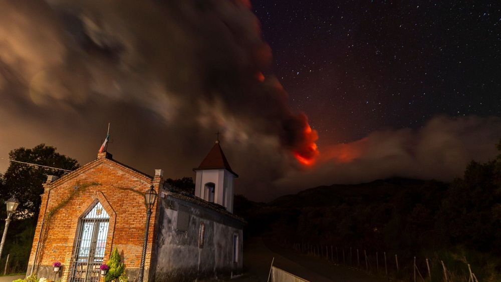 Дим се издига от вулкана Етна както се вижда от