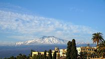 Гора Этна - один из самых активных вулканов Европы, который в течение последнего десятилетия находится в состоянии практически постоянной активности.