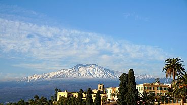 Гора Этна - один из самых активных вулканов Европы, который в течение последнего десятилетия находится в состоянии практически постоянной активности. 