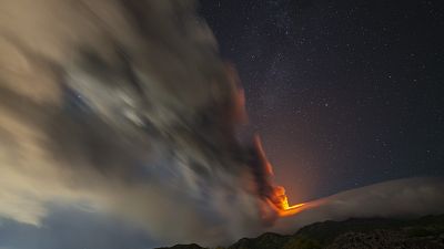 O Etna entrou em erupção no domingo na Sicília