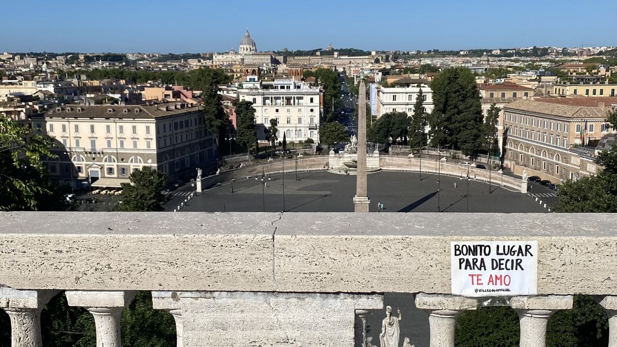 Una de las pegatinas de Jorge Villegas en la Terraza del Pincio de Roma, que dice (trad.) "Un bonito lugar para decir 'te quiero'". Martes 8 de agosto de 2023.