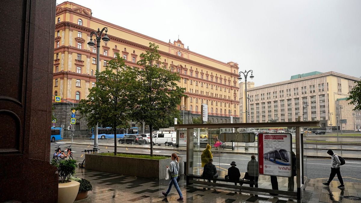 نمایی از میدان لوبیانسکایا در مسکو مشرف به ساختمان سرویس امنیت فدرال (کا.گ.ب. سابق)، ۱۲ ژوئیه ۲۰۲۳