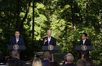 De izda a dcha, el presidente de Corea del Sur, Yoon Suk-yeol, el presidente de EEUU, Joe Biden,  y el primer ministro de Japón, Fumio Kishida