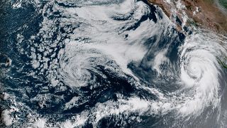 تظهر صورة القمر الصناعي إعصار هيلاري على اليمين  فوق المحيط الهادئ يتقدم نحو سواحل المكسيك
