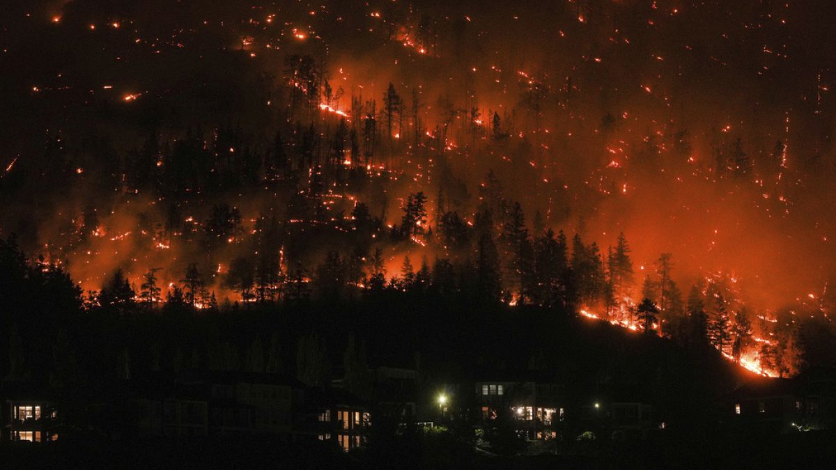 تشتعل حرائق الغابات في ماكدوغال كريك على سفح الجبل فوق المنازل في غرب كيلونا