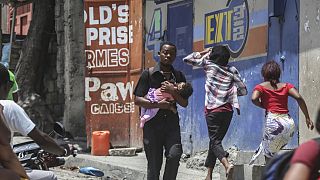 Haitililer çete şiddeti nedeniyle evlerini ter ediyor