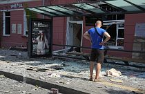 Un homme regarde les dégâts dans une rue après une attaque russe à Chernihiv, en Ukraine, samedi 19 août 2023.