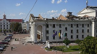 Megrongálódott csernyihivi épület az orosz rakétatámadás után 