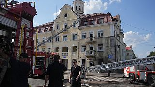 Servicios de emergencia trabajan en una zona dañada después del ataque ruso en Chernihiv, Ucrania, sábado, Aug. 19, 2023