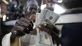 Nijerya'nın Lagos kentinde para sayan bir kişi