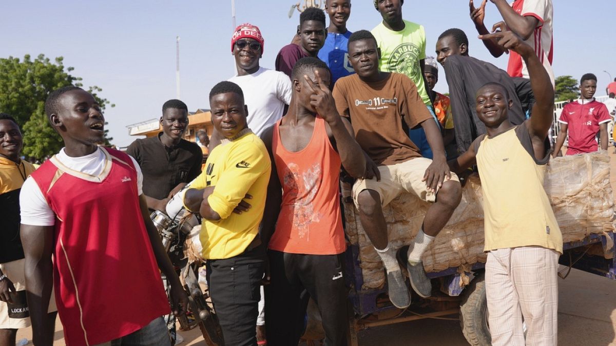 Miles de personas hicieron cola para inscribirse como combatientes voluntarios o para ayudar en otras necesidades de apoyo para la junta de Níger. 