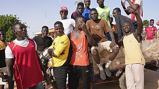 Miles de personas hicieron cola para inscribirse como combatientes voluntarios o para ayudar en otras necesidades de apoyo para la junta de Níger.