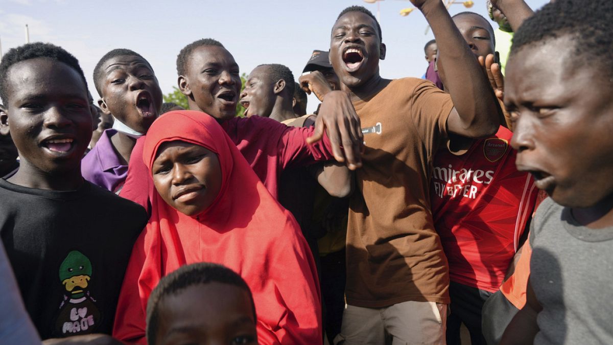 Tausende Junge Menschen versammelten sich im Stadion von Niamey, um der Armee beizutreten