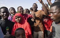 Tausende Junge Menschen versammelten sich im Stadion von Niamey, um der Armee beizutreten