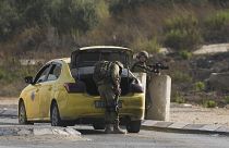 Israelische Soldaten durchsuchen ein palästinensisches Taxi bei Huwara