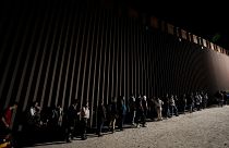 مهاجرون من موريتانيا بالقرب من الجدار الذي أمر الرئيس الأمريكي السابق ترامب ببنائه في أريزونا 