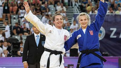 Las judokas Lara Cvjetko y Barbara Matic tras la final de -70 kg en Zagreb, Croacia.