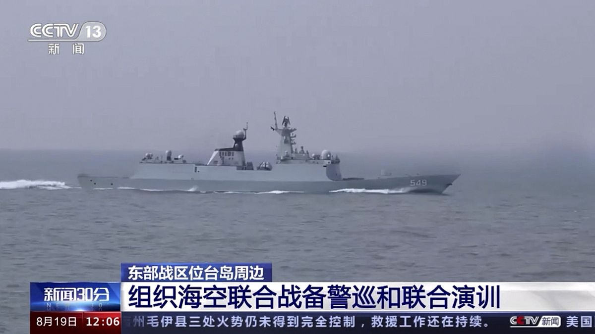 En esta imagen tomada de un vídeo de la CCTV china, un buque de guerra chino realiza ejercicios en una zona cercana a Taiwán el sábado 19 de agosto. 2023. 