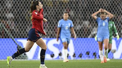 Espanhola Olga Carmona, à esquerda, comemora após marcar golo na final do Mundial de futebol feminino.